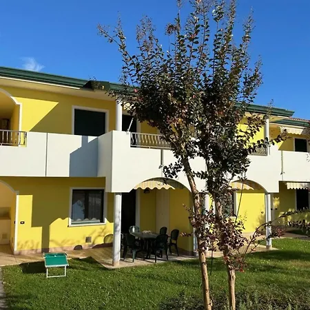 Relaxing Getaway With Pool And Garden In Bibione Apartment *