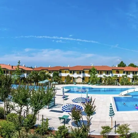 Relaxing Getaway With Pool And Garden In Bibione Apartment